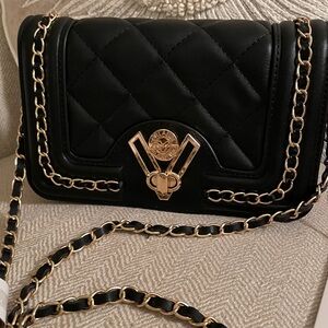 VALENTINO OLANLANDI NWT-, Quilted Crossbody Bag with Gold Chain.
